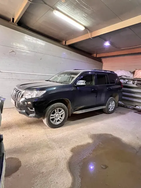Toyota Land Cruiser Prado 2010 г.в., г/н М206МА14, цвет темно-серый, VIN JTEBU3FJ80K023928, по кузову мелкие царапины. Местонахождение: РС(Я). Собственник ГУП "Жилищно-коммунальное хозяйство РС(Я)".