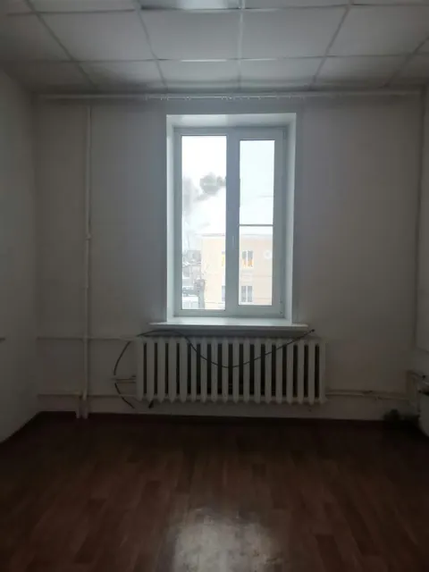 Нежилое помещение второго этажа, общей площадью 15,4 кв.м., расположенное по адресу: Архангельская область, Вельский район, р.п.Кулой, ул.Мира, д.10, помещение № 19. Помещение расположено на втором этаже нежилого двухэтажного здания (здание больницы), 1958 года постройки. Кадастровый номер объекта: 29:01:200127:17.