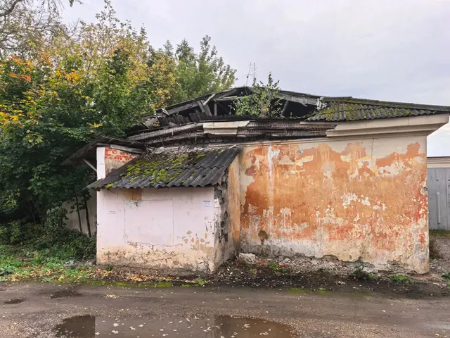 Нежилое здание общей площадью 360 кв.м с земельным участком площадью 1067 кв.м