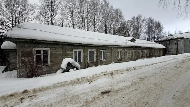 База «Юный турист», площадь: 433,7 кв. м, вид объекта недвижимости: здание, назначение: нежилое, год постройки - 1958, с земельным участком площадь 1775+/-15 кв.м, категория земель: земли населенных пунктов, вид разрешенного использования: для обслуживания здания турбазы «юный турист», кадастровый номер: 11:05:0107009:10, адрес: Сыктывкар, ул. Поселковая
