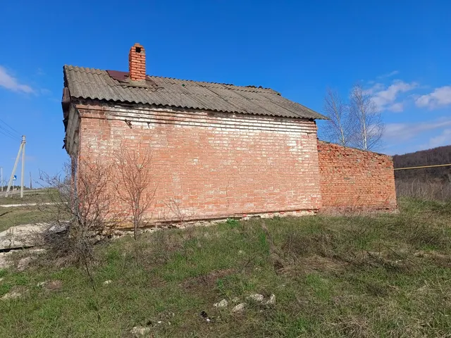 Нежилое здание с земельным участком