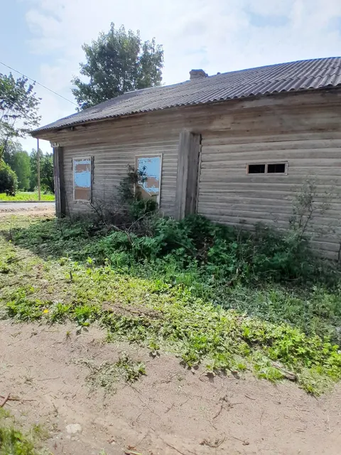 Здание, назначение: нежилое, общей площадью 37,7 кв.м., кадастровый номер 35:23:0301038:223, расположенное по адресу: Вологодская область, р-н Шекснинский, д. Юрочкино, ул. Школьная, д.16 и земельный участок с кадастровым номером 35:23:0301038:13 площадью 599 кв.м., на котором оно расположено.