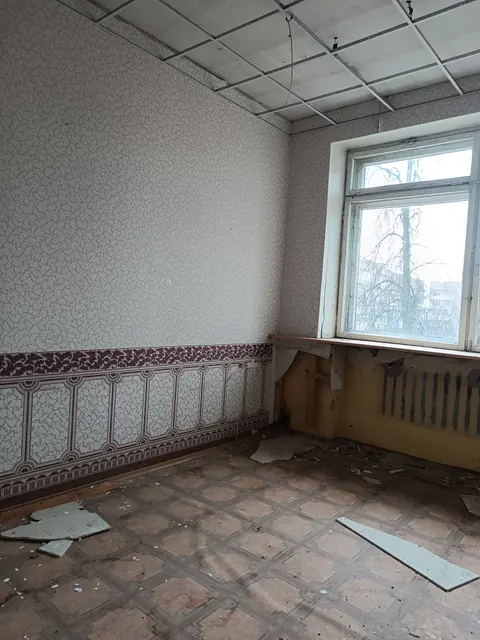Нежилое здание с прилегающим земельным участком