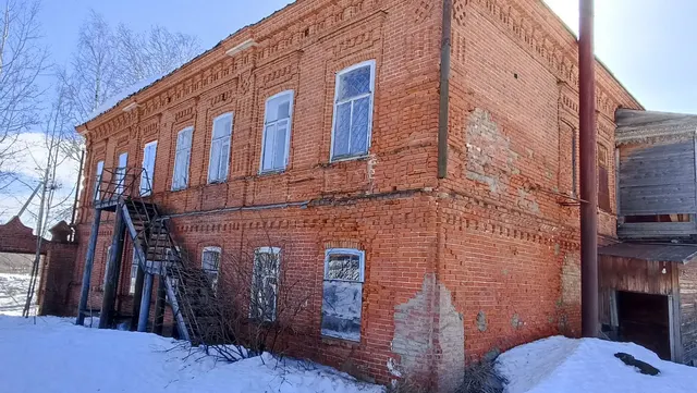 Нежилое здание, кадастровый номер 59:39:0880001:789, количество этажей: 2, в том числе подземных 0, материал наружных стен: кирпич, площадью 391,5 кв.м., расположенное по адресу: Пермский край, Чердынский муниципальный округ, село Покча, улица Коммунистическая, дом 24, до 1917 года постройки (объект культурного наследия регионального значения, включенный в единый государственный реестр памятников истории и культуры Российской Федерации «Особняк», входящий в состав ансамбля «Усадьба купца Сокотов