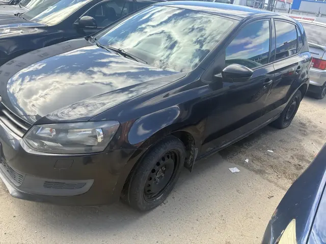 Автомобиль марки "Volkswagen Polo", г/з С549ХА86, VIN WVWZZZ6RZBY193774, 2011 г/в, черного цвета. ТС обременено ЗАЛОГОМ. По общему правилу при переходе права собственности залог сохраняется в соответствии со ст. 353 ГК РФ; приобретатель имущества приобретает права и несет обязанности залогодателя. Риски, связанные с сохранением залога и возможностью обращения взыскания на предмет залога, несет приобретатель. ТС имеет ограничения ФССП на регистрационные действия (ключи и документы отсутствуют).