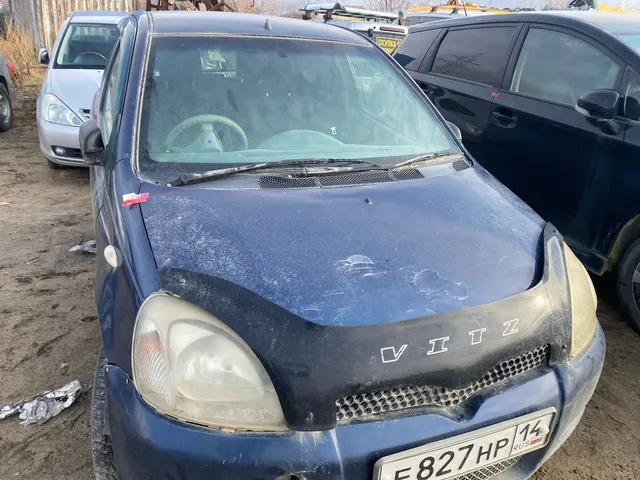 Автомобиль марки Toyota Vitz, г/н Е827НР14, машина синего цвета, все стекла целые, все 4 колеса на месте