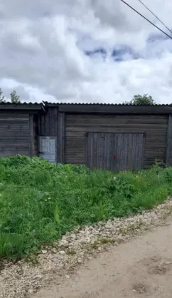 Нежилое здание, манеж, дровяник, земельный участок