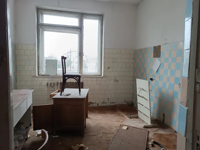 Нежилое здание с прилегающим земельным участком