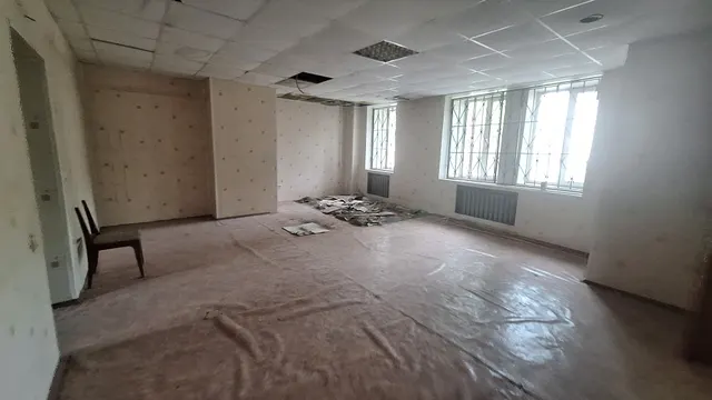 Нежилое помещение, назначение: нежилое, этаж № 1, общей площадью 176,7 кв. метров, кадастровый номер: 74:25:0304401:123, расположенное по адресу: Челябинская область, г. Златоуст, ул. им. В.И. Ленина, д. 17, пом. 4