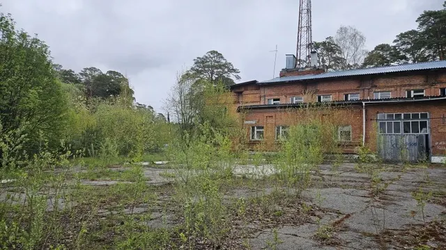 Здание, 2-этажное, площадь 1895,8 кв. м, кадастровый номер 70:21:0200038:858, с земельным участком площадью 4024 кв. м, занимаемым объектом недвижимости, кадастровый номер 70:21:0200038:1486. Адрес : Томская область, г. Томск, ул. Басандайская, д. 26/1