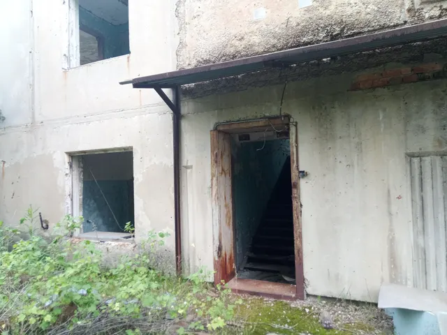 Здание нежилое; Административно-бытовой корпус; общей площадью 158,4кв.м.; Этажность, 2, в том числе подземных 0;  кадастровый №66:57:0101004:115