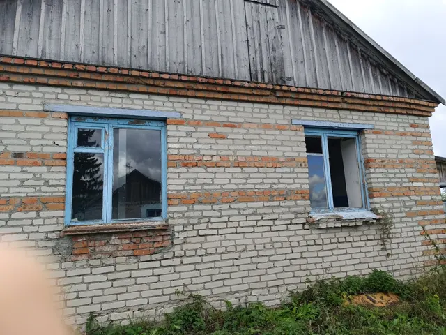 Нежилое здание больницы с земельным участком