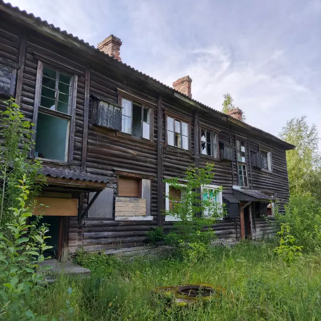 Жилой дом, признанный аварийным и подлежащим сносу, площадью 472,6 кв.м. (кадастровый номер 47:10:0000000:1646) с земельным участком, площадью 2640,0 кв.м. (кадастровый номер 47:10:0601025:39), расположенный по адресу: Ленинградская область, Волховский район, г.Сясьстрой, ул.18 Июля, д.9.