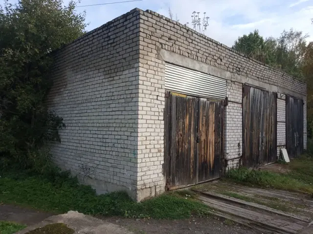 Встроенное помещение гаража с кадастровым номером 10:18:0010905:156, расположенное по адресу: Республика Карелия, р-н. Лоухский, пгт. Лоухи, ул. Ю.Жаровина, д. 28