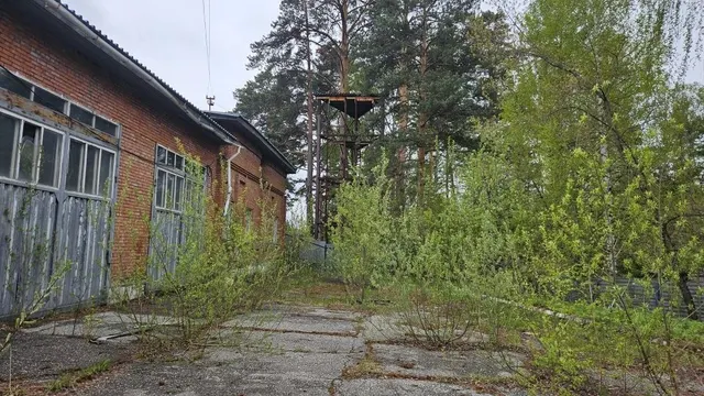 Здание, 2-этажное, площадь 1895,8 кв. м, кадастровый номер 70:21:0200038:858, с земельным участком площадью 4024 кв. м, занимаемым объектом недвижимости, кадастровый номер 70:21:0200038:1486. Адрес : Томская область, г. Томск, ул. Басандайская, д. 26/1