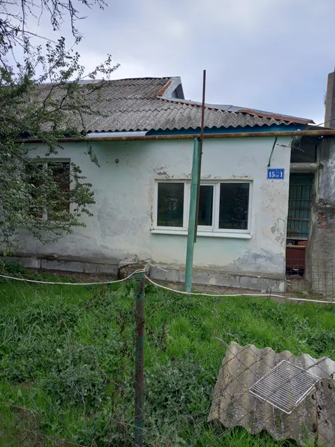 Д-к: Преснякова Л.А. 1/4 доля в праве общей долевой собственности на земельный участок (для ИЖС), площадь 1818 кв.м., кадастровый номер 23:13:0201030:4. 1/4 доля в праве общей долевой собственности на жилое здание, площадь 188,4 кв.м., кадастровый номер 23:13:0201030:42. Адрес: Краснодарский край, Красноармейский р-н, ст-ца Чебургольская, ул. Молодежная, 15