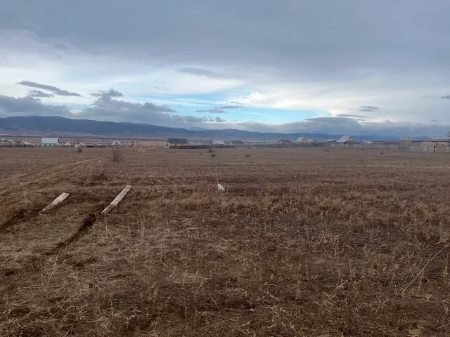 Земельный участок площадью 800 кв. м, кадастровый номер 03:08:360101:2029, категория земель - земли населенных пунктов, вид разрешенного использования - для индивидуального жилищного строительства. Местоположение: Республика Бурятия, Иволгинский р-н, с. Иволгинск.
