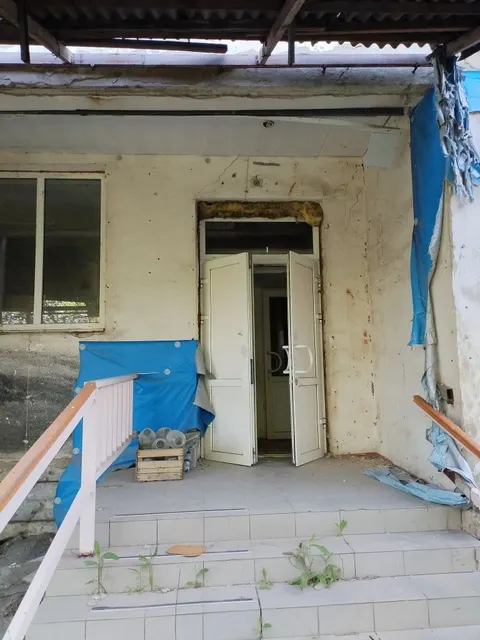 Нежилое здание, площадью 903,2 кв.м., кадастровый номер: 61:38:0050103:297 этажность: 3, в том числе подземных 1, местоположение:  Ростовская область, Тацинский район, с/п Углегорское, п. Углегорский, пер. Октябрьский, д.8