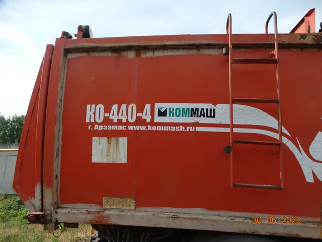 Транспортное средство Мусоровоз с боковой загрузкой КО-440-4