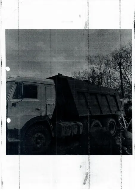 Транспортное средство Камаз 355111, 2004 года выпуска, VIN XTC54115N42224579, государственный номер Н697ОК29. Состояние ТС: многочисленные повреждения и вмятины, очаги коррозии, трещина и на переднем бампере, правое нижнее зеркало разбито, передний левый поворотник разбит, топливный бак имеет повреждение в виде вмятин,  на ТС 10 колес.