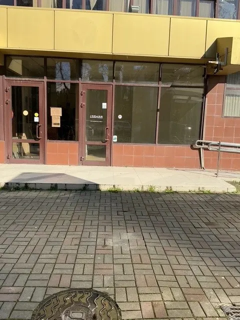 Объект аренды, площадь 16,0 кв. м, номера на поэтажном плане: этаж 1, ком. 151, адрес (местонахождение) объекта: Краснодарский край, г. Сочи,  Адлерский район, ул. Ленина, д. 2