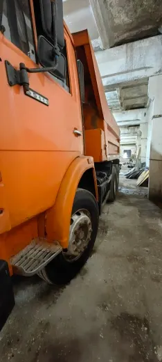 Грузовой самосвал КАМАЗ 55111-15, 2007 г.в., VIN XTC55111R72299204, г.н. М019ОМ51, цвет оранжевый, по кузову следы коррозии. Работоспособность не проверялась. Заложенное имущество. Расположено по адресу: Мурманская обл., Кольский р-н, тер. п/ф "Снежная", корп. 18. Должник ООО «Северстроймонтаж».
