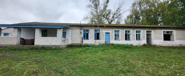 Здание, общая площадь 177,00 кв. м., назначение: нежилое, наименование: здание библиотеки, 1 этажное, кадастровый номер: 63:19:0308001:494. Адрес: Самарская область, Исаклинский  район, с. Красный Берег, ул. Молодежная, д. 2, Здание, общая площадь 114,80 кв. м., назначение: нежилое, наименование: здание клуба, 1 этажное, кадастровый номер: 63:19:0308001:495. Адрес: Самарская область, Исаклинский  район, д. Красный Берег, ул. Молодежная, д. 2 с земельным участком с кадастровым номером 63:19:03080