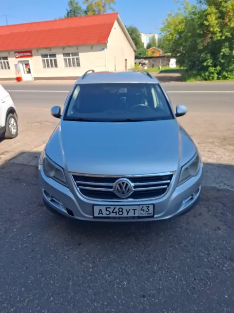 Легковой автомобиль VOLKSWAGEN TIGUAN, 2011 г.в., г/н А548УТ43, серебристого цвета, VIN XW8ZZZ5NZBG111008