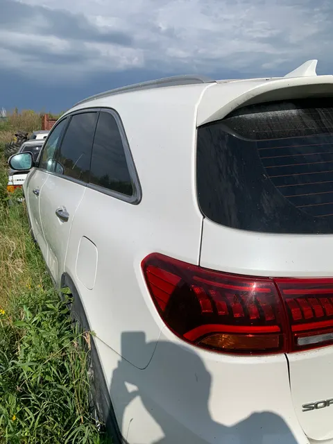 Автомобиль KIA SORENTO, 2018 года выпуска, VIN KNAPG81ABKA483685 (один ключ от автомобиля, информация по документам отсутствует, Повреждена передняя часть кузова. Автомобиль в послеаварийном состоянии)