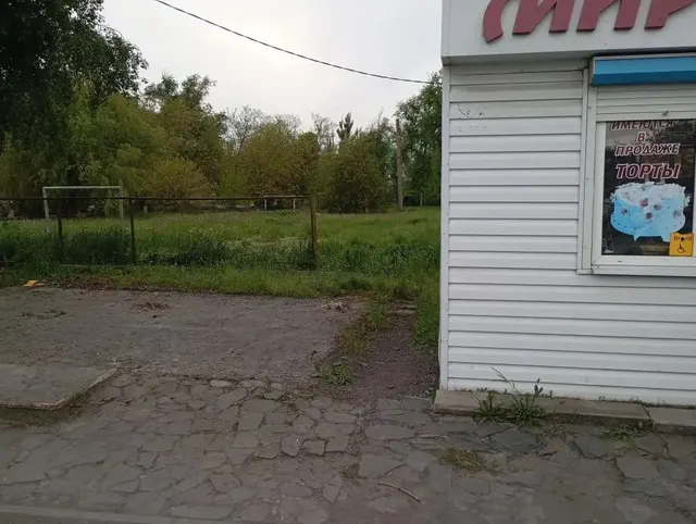 право на размещение нестационарного торгового объекта, за исключением нестационарного торгового объекта на базе транспортного средства: Ростовская обл., г. Новошахтинск, ул. Радио, 4-с (оказание услуг быстрого питания)