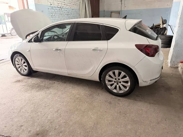 Автомобиль Опель P-J ASTRA, г.в. 2013, VIN: XUFPE6DC5Е3005845, г/н: Е562ВХ11, Документы: Нет, Ключи: Нет, Примечание: Нет. АС ПИБИ: 11-008549-1