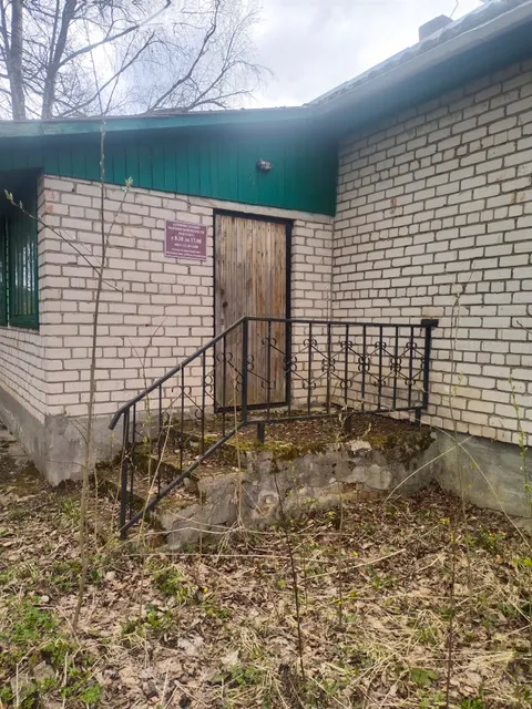 Административное здание с земельным участком