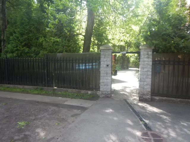 Аренда земельного участка для целей, не связанных со строительством: Российская Федерация, Санкт-Петербург, муниципальное образование Черная речка, Школьная улица, участок 67. Цель использования: для благоустройства территории без права возведения объектов недвижимости.