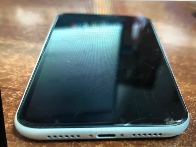Сотовый телефон iPhone XR ,белого цвета, имеются сколы по корпусу — 1 шт.