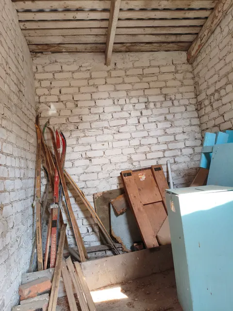 Здание склада, площадь 46,3 кв.м, кадастровый номер 43:07:110601:656, 1990 г. постройки, назначение: нежилое здание, по адресу: Российская Федерация, Кировская область,  муниципальный район Вятскополянский,  сельское поселение Усть-Люгинское, деревня Ямышка,  улица Новая, здание 10б, земельный участок, площадь 358 кв.м, кадастровый номер 43:07:110601:662, категория земель:  земли населенных пунктов, по адресу: Российская Федерация, Кировская область,  муниципальный район Вятскополянский,  сельск
