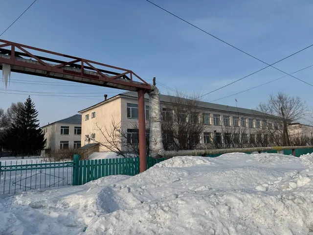 Здание школы (кадастровый номер 42:04:0341001:2255), здание теплицы (строение с кадастровым номером 42:04:0341001:2256), гараж (кадастровый номер 42:04:0341001:2257), расположенные на земельном участке с кадастровым номером 42:04:0341001:223