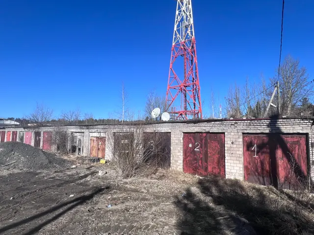 Гараж площадью 16,7 кв. м, с земельным участком