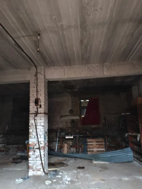 Помещение хозяйственного корпуса, площадь 249,6 кв.м, кадастровый номер 43:07:020101:1472,  1960 года постройки, назначение помещения: нежилое, расположенное по адресу: Российская Федерация, Кировская область, муниципальный район Вятскополянский, городское поселение Краснополянское, поселок городского типа Красная Поляна, ул. Сосновая, дом 24