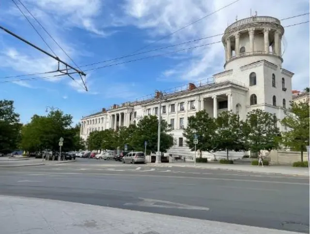 Комплекс объектов движимого и недвижимого имущества, расположенного по адресу: г. Севастополь, ул. Большая Морская, д. 1, а именно: нежилые помещения административного здания общей площадью 5415,9 кв.м. с кадастровым номером 91:03:001006:1225 и движимое имущество
