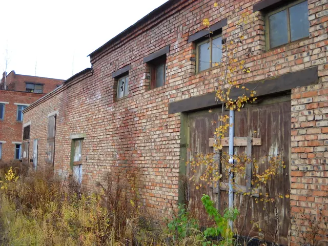 Земельный участок общей площадью 52 964,00 кв. м с кадастровым номером 60:25:0070101:68, РНФИ П11600001822 с расположенными на нем объектами недвижимого имущества, по адресу: Псковская область, г. Великие Луки, ул. Малышева, д.11