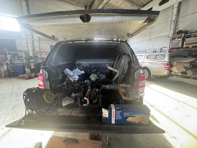 Транспортное средство Mitsubishi L 200 2.4, 2017 года выпуска, цвет -серебристый, VIN MMCJJKL10HH032461, государственный номер М822ОР29. Состояние ТС: не на ходу, неисправен двигатель, сколы и потертости по кузову, разбито правое зеркало и поворотник на левом зеркале, под капотом часть агрегатов изъято