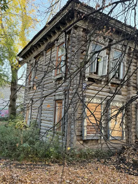 Нежилое здание, являющееся объектом культурного наследия регионального значения, «Дом с деревянной резьбой», находящееся в неудовлетворительном состоянии