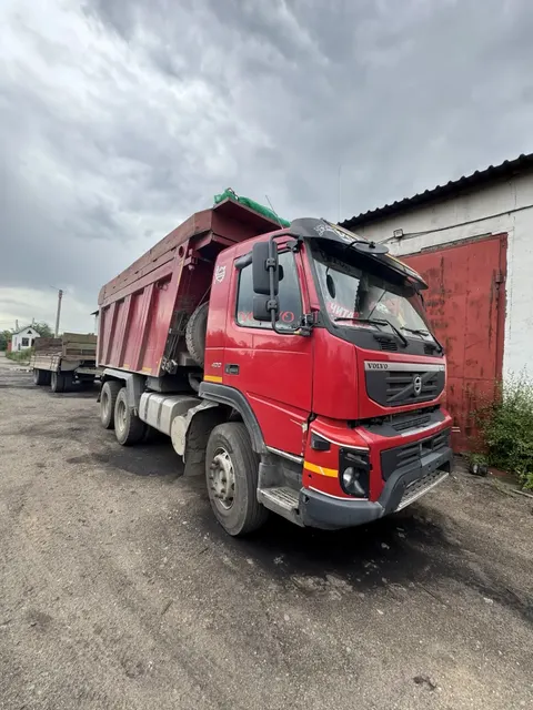 Грузовой самосвал VOLVO; 2012 г.в., г/н К647ТО75, цвет красный, VIN: X9PJSG0D1CW107541, Номер шасси (рамы): X9PJSG0D1CW107541, номер кузова (прицепа): X9PJSG0D1CW107541.  ПТС отсутствует. ТС на кузове имеет трещины, сколы, следы ржавчины