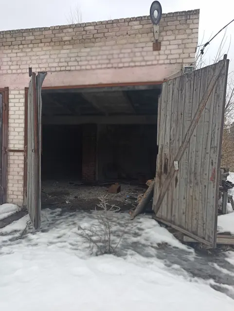 Здание гаража, площадью 491,5 кв.м., с кад. № 32:12:0010304:196, расположенное по адресу: Российская Федерация, Брянская область, м.р-н Климовский, г.п. Климовское, рп. Климово, ул. Брянская, д. 60 стр. 1 и земельный участок под ним с кадастровым № 32:12:0010305:168