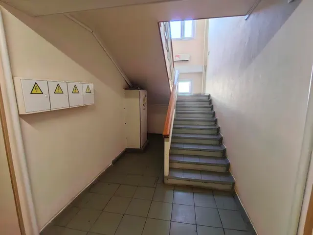 Здание, АБК, площадью 850,6  кв.м. с  расположенным под ним  земельным участком