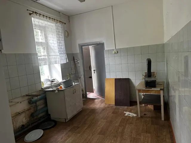 нежилое здание, 1 этажное, общей площадью 286,3 кв.м. (кадастровый номер 76:13:031306:180), расположенное по адресу: Ярославская область, Ростовский район, Любилковский с/о, пос. Горный, д. 41;
- земельный участок, площадью 2391 кв.м (кадастровый номер: 76:13:031306:98), расположенный по адресу: Ярославская область, Ростовский район, Любилковский с/о, пос. Горный, д. 41.
