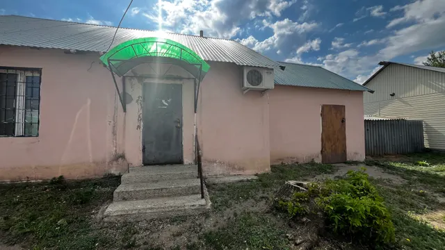 Нежилое здание (магазин) с земельным участком