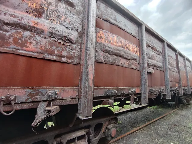 Полувагон 4-осный с люками в полу с тормозной площадкой