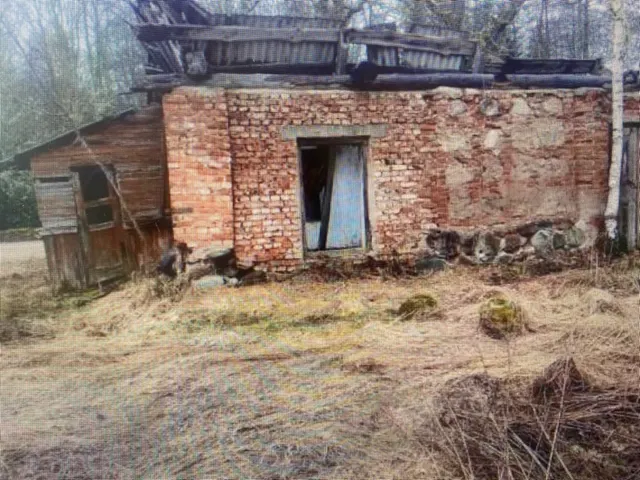 Нежилое здание общей площадью 674 кв.м.,являющееся объектом культурного наследия регионального значения "Ансамбль бывшей усадьбы купца Лапина» XIX в., кн60:19:0100801:63,включенное в единый государственный реестр объектов культурного наследия (памятников истории и культуры) народов Российской Федерации, находящееся в неудовлетворительном состоянии, расположенное на земельном участке с кн60:19:0100801:120 площадью 4700кв.м., по адресу:Псковская область,Пустошкинский муниципальный округ, д.Красное