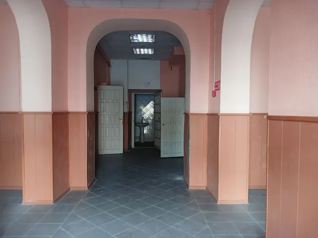 Нежилое здание площадью 456,4 кв.м с кадастровым номером: 31:06:0132001:329 и земельный участок под ним площадью 330 кв.м с кадастровым номером: 31:06:0139002:63, по адресу: Белгородская область, г. Старый Оскол, ул. Ленина, д. 36